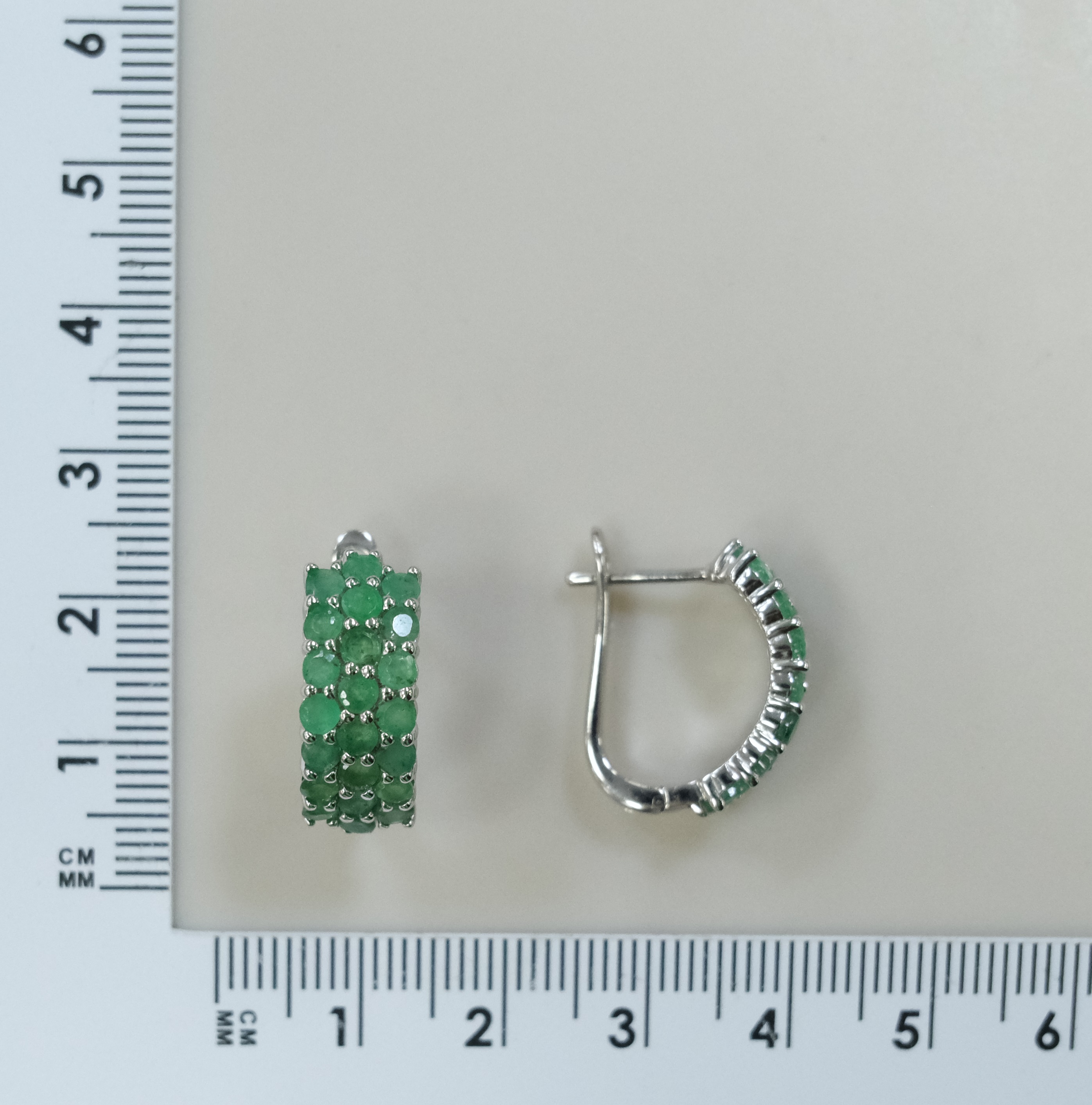 Серебряные серьги с изумрудами